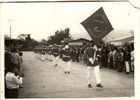 Desfile frente a la municipalidad