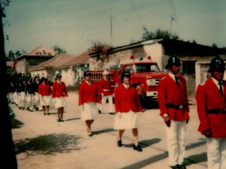 Desfile frente a la compañía de bomberos