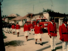 Desfile frente a la compañía de bomberos