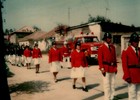 Desfile frente a la compañía de bomberos