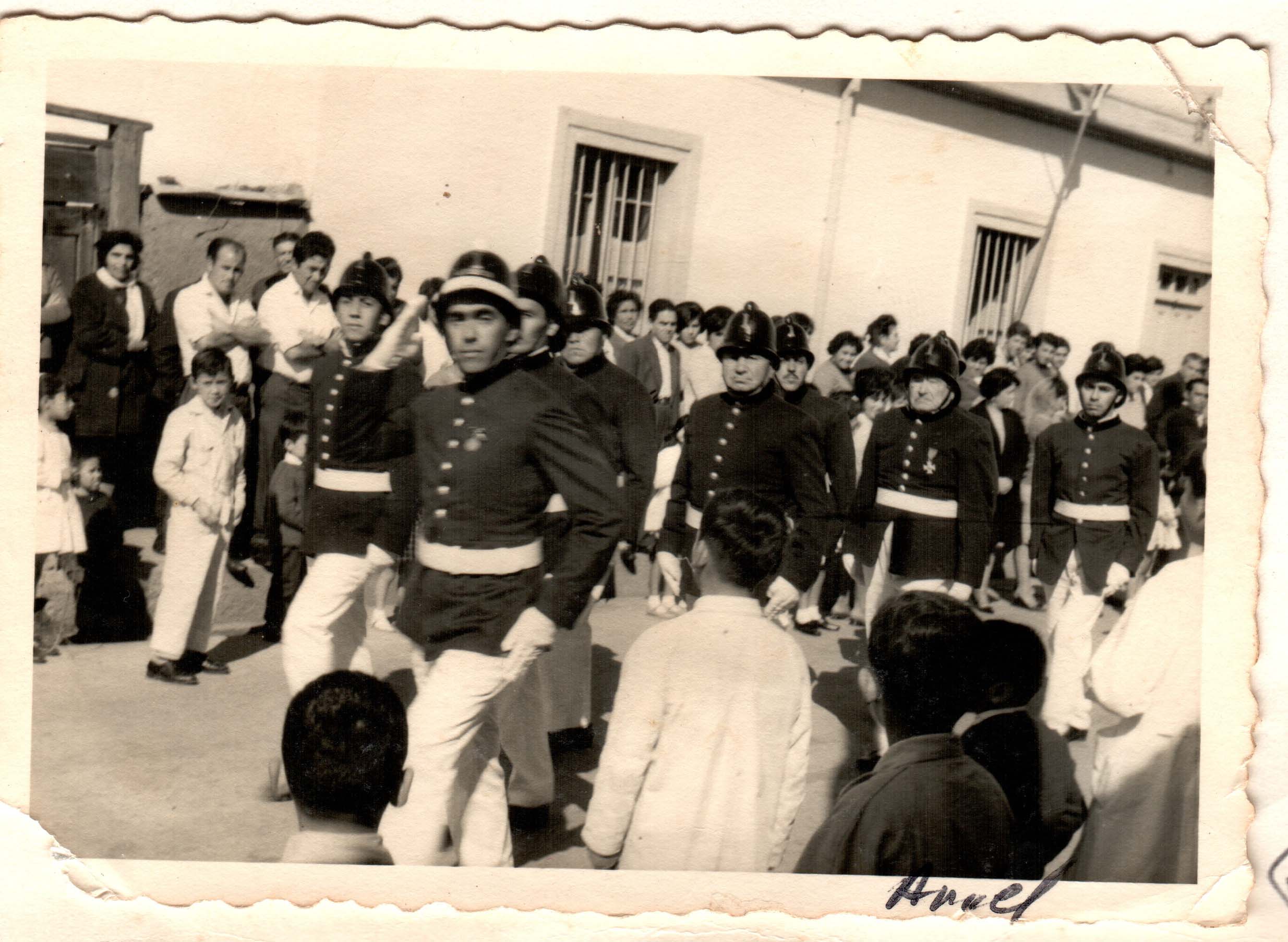 Desfile en calle José Ramón Pérez Desfile en calle José Ramón Pérez
