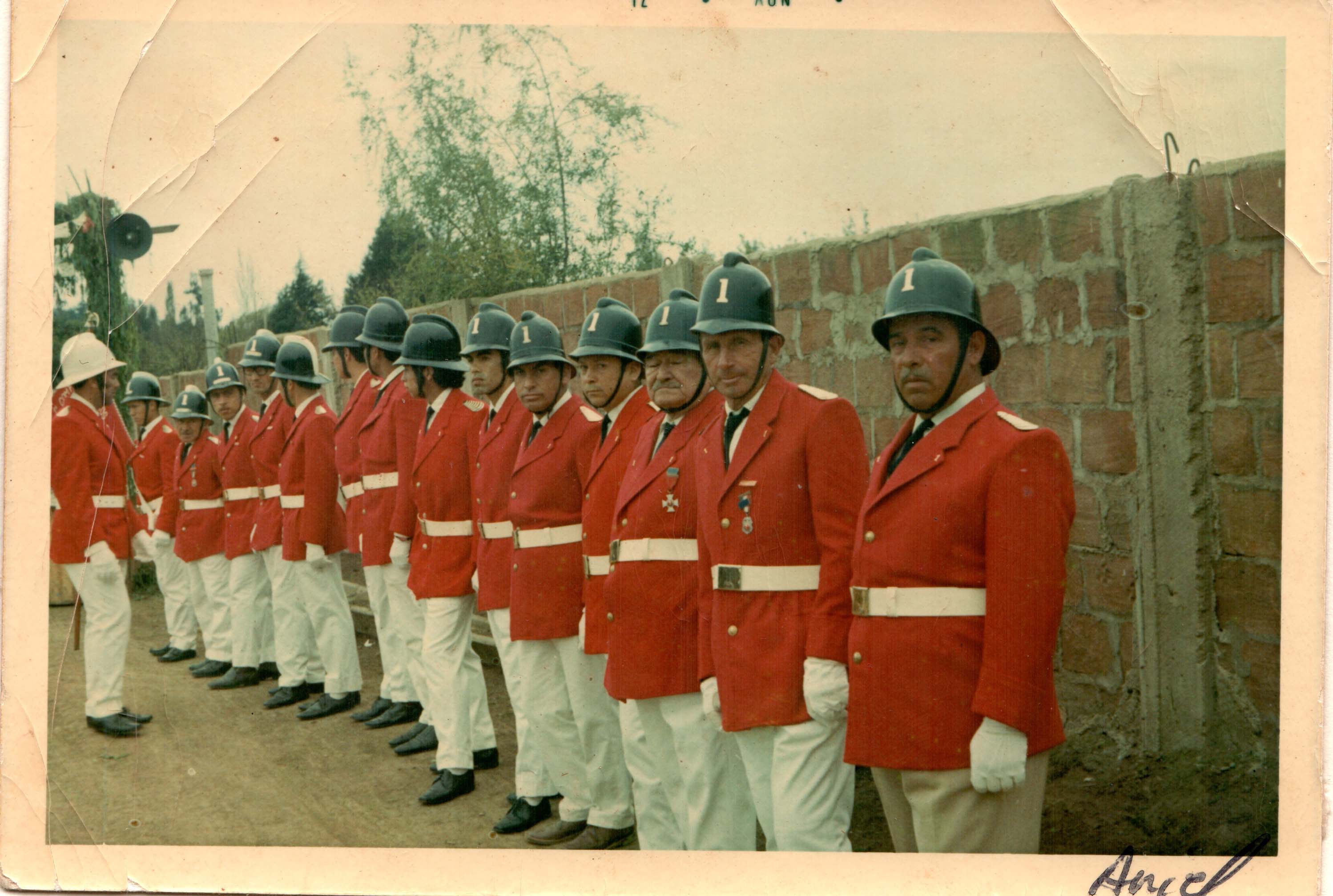 Bomberos con tenida de parada Bomberos con tenida de parada