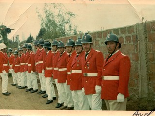 Bomberos con tenida de parada Bomberos con tenida de parada