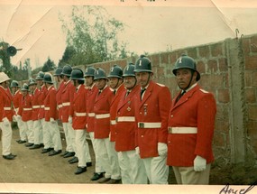 Bomberos con tenida de parada Bomberos con tenida de parada