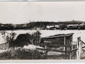 Río Collileufu al fondo se observan las casas de calle Balmaceda