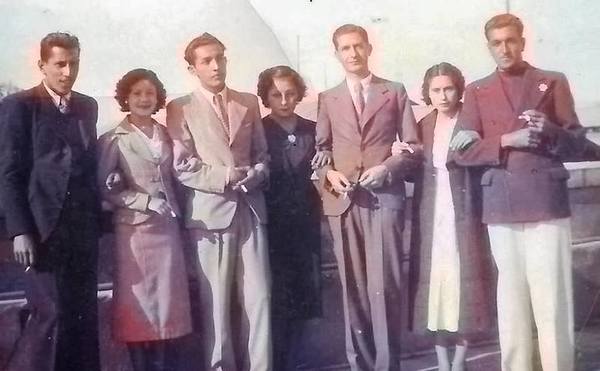 Hermanas junto a sus amigos Hermanas junto a sus amigos