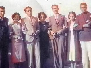 Hermanas junto a sus amigos Hermanas junto a sus amigos
