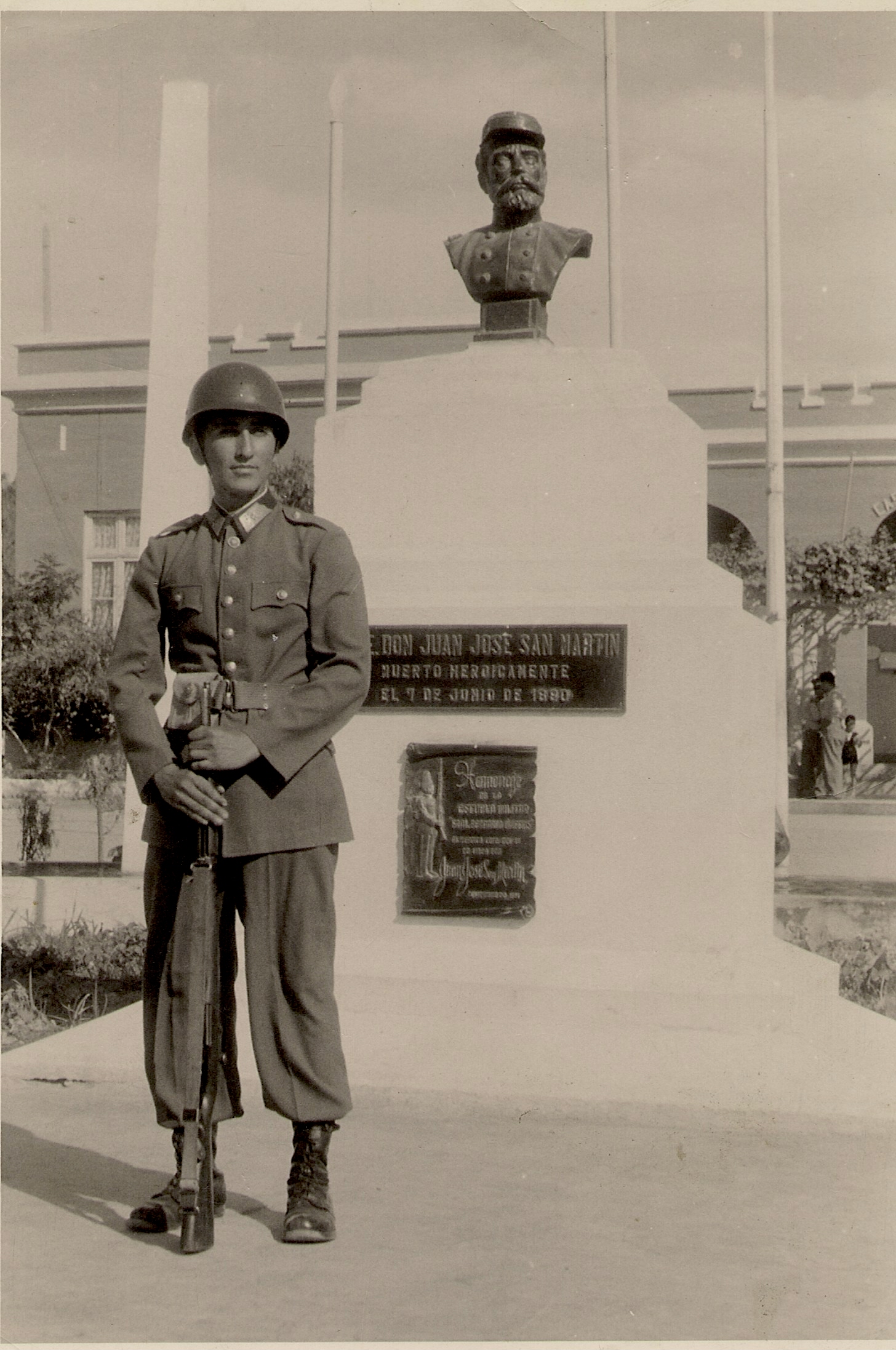 Conscripto en el Patio de Formación del Regimiento Rancagua de Arica Conscripto en el Patio de Formación del Regimiento Rancagua de Arica