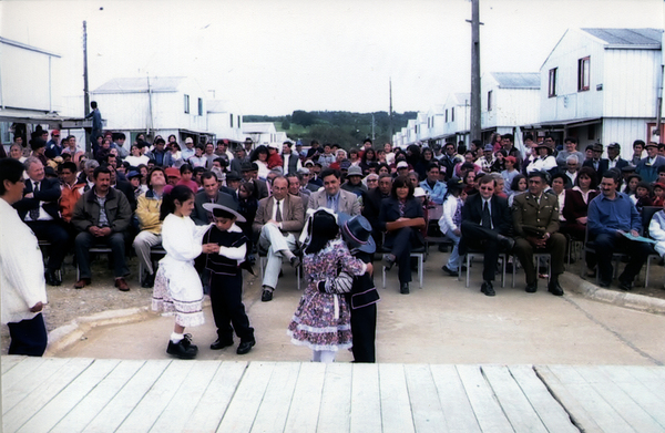 Baile folclórico en ceremonia de entrega de títulos de dominio