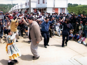 Esquinazo folklórico en la entrega de títulos de dominio