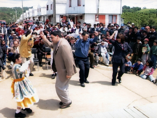 Esquinazo folklórico en la entrega de títulos de dominio Esquinazo folklórico en la entrega de títulos de dominio