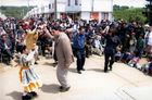Esquinazo folklórico en la entrega de títulos de dominio Esquinazo folklórico en la entrega de títulos de dominio