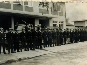 Bomberos frente al cuartel