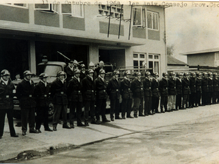 Bomberos frente al cuartel