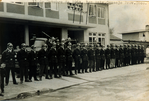 Bomberos frente al cuartel