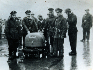 Voluntarios y motobomba