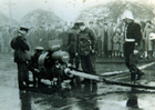 Voluntarios de la Tercera Compañía de Bomberos haciendo ajustes a la motobomba Bachert. Voluntarios de la Tercera Compañía de Bomberos haciendo ajustes a la motobomba Bachert.