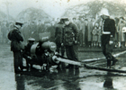 Voluntarios de la Tercera Compañía de Bomberos haciendo ajustes a la motobomba Bachert. Voluntarios de la Tercera Compañía de Bomberos haciendo ajustes a la motobomba Bachert.