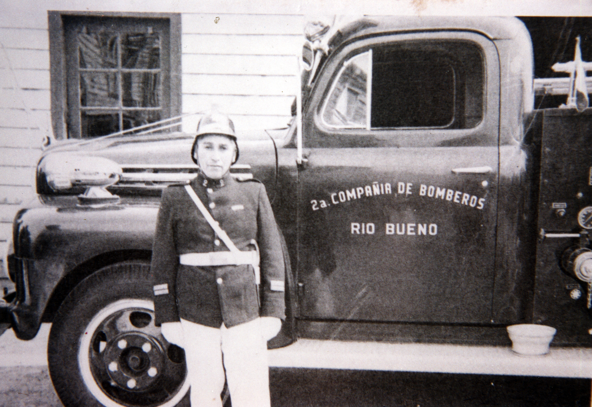 Voluntario junto a carro bombas