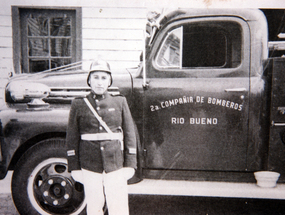 Voluntario junto a carro bombas