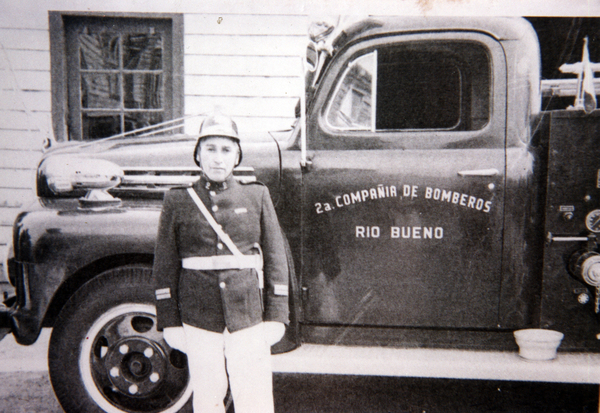 Voluntario junto a carro bombas Voluntario junto a carro bombas