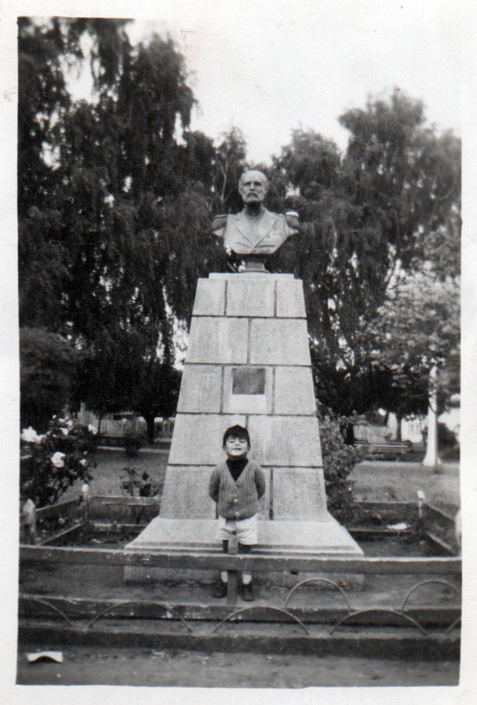 Niño en monumento a Pratt Niño en monumento a Pratt
