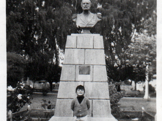 Niño en monumento a Pratt