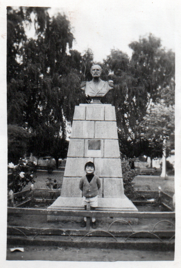 Niño en monumento a Pratt Niño en monumento a Pratt