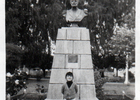 Niño en monumento a Pratt