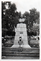 Niño en monumento a Pratt Niño en monumento a Pratt