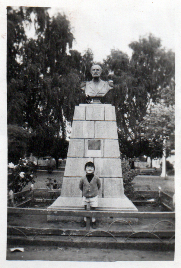 Niño en monumento a Pratt