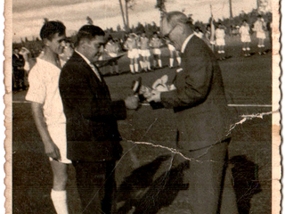 Entrega de premio al Club Deportivo Kansas Entrega de premio al Club Deportivo Kansas