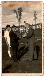 Entrega de premio al Club Deportivo Kansas Entrega de premio al Club Deportivo Kansas