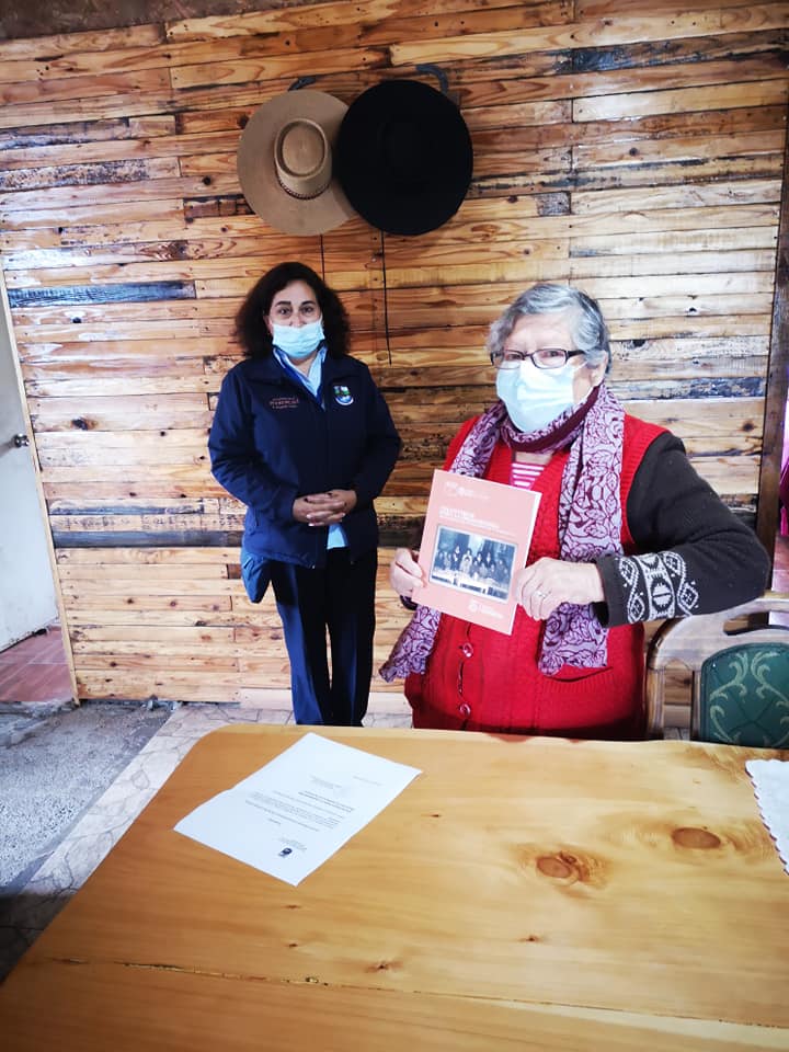 Noticia - 26.04.2021_Entrega simbólica de cuadernillo a la comunidad de Puchuncaví Noticia - 26.04.2021_Entrega simbólica de cuadernillo a la comunidad de Puchuncaví